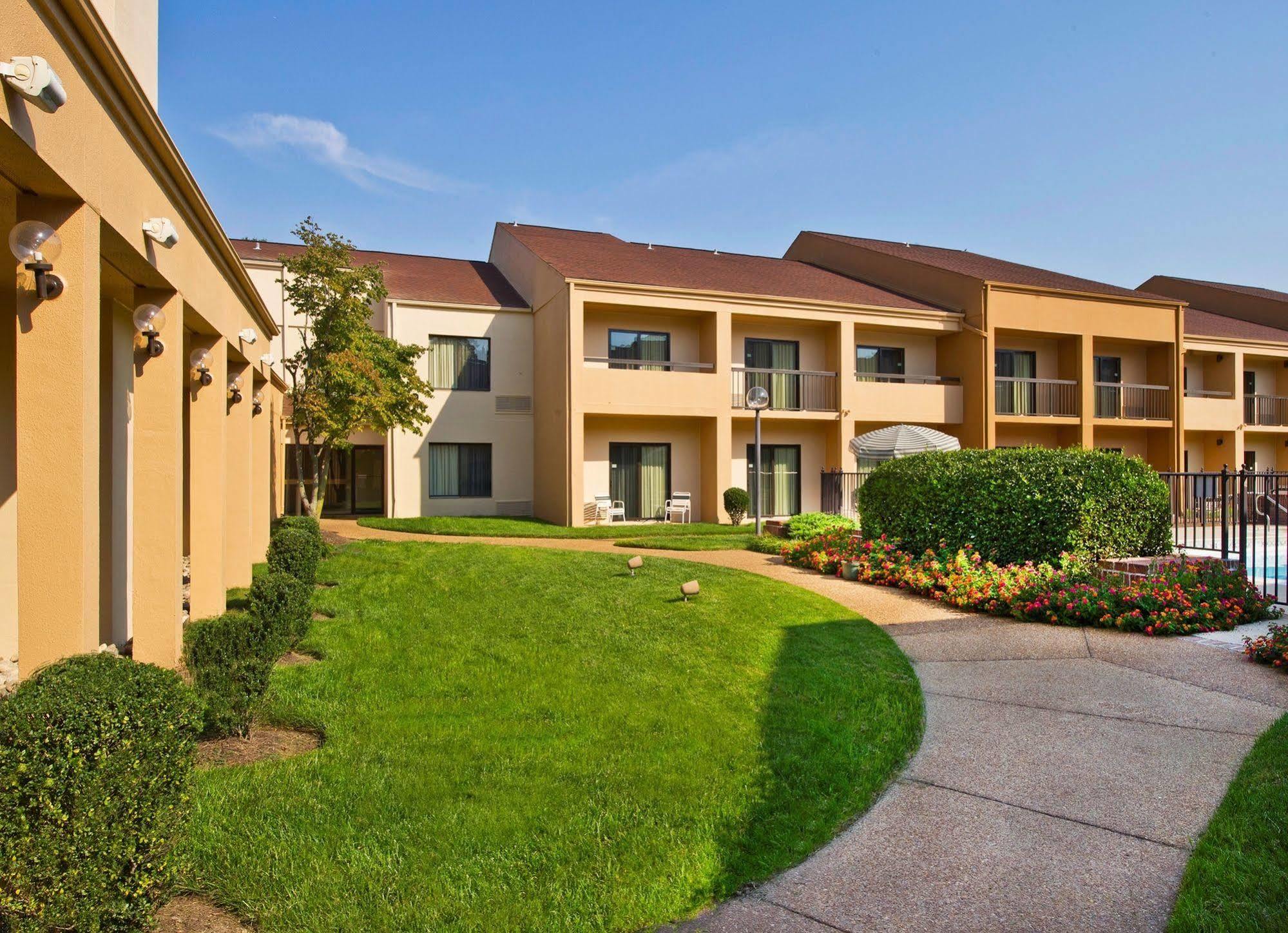 Courtyard By Marriott Richmond West Hotel Dumbarton Exterior photo